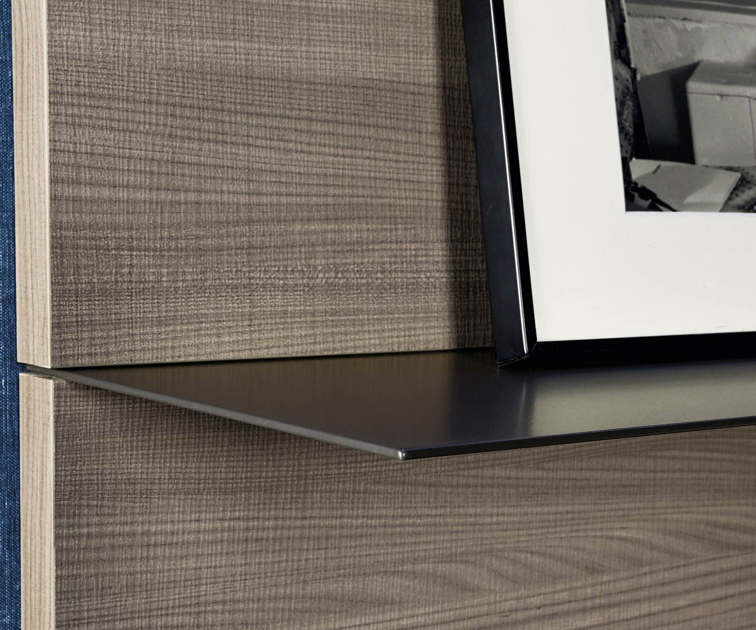 Livitalia Ontwerp wandmeubel C36 in detail de dunne wandplank Livitalia Ontwerp wandmeubel C36 in detail de dunne wandplank