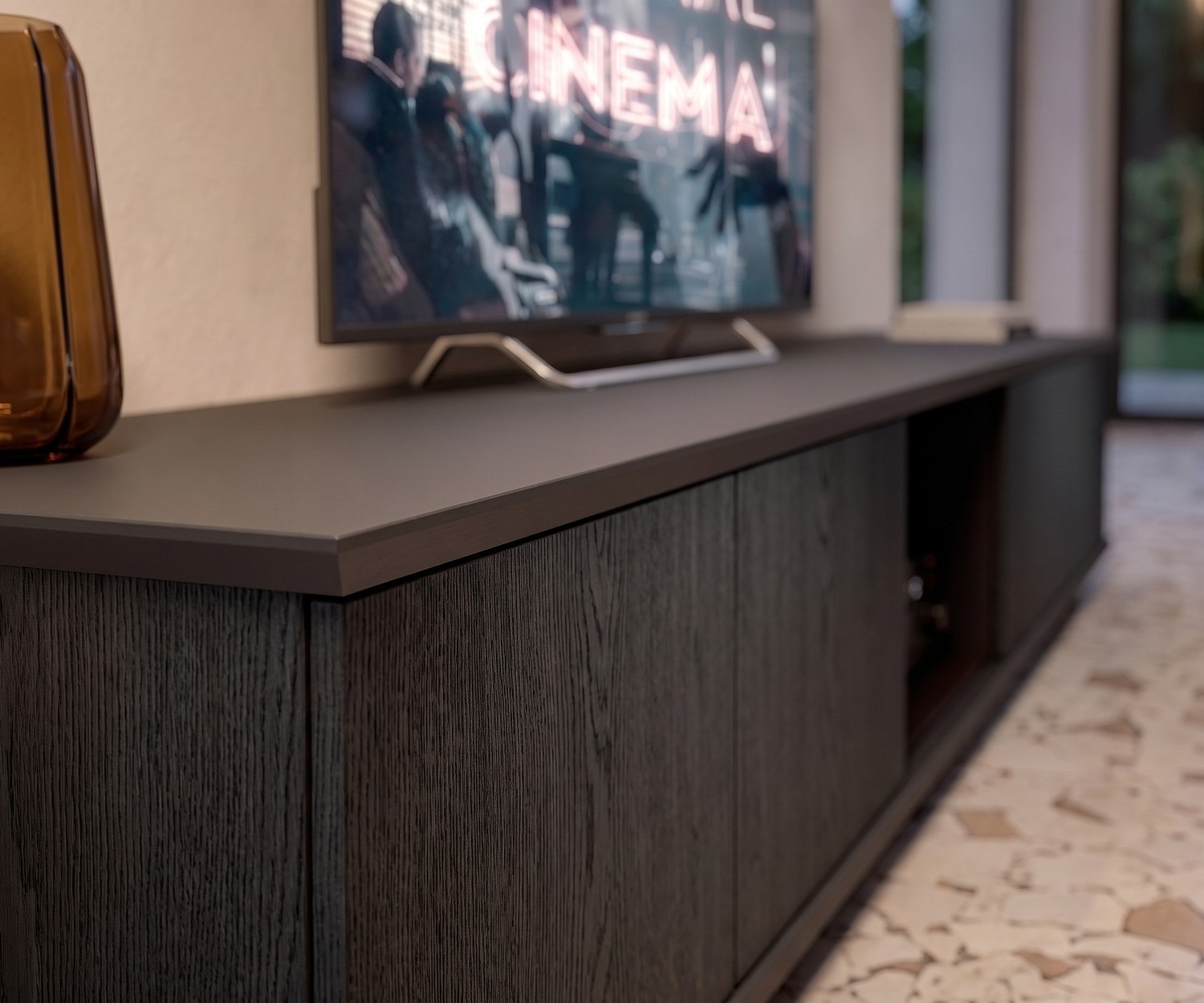 Ozzio Brera TV-lowboard van zwart eikenhout met mat bovenblad in een modern interieur.