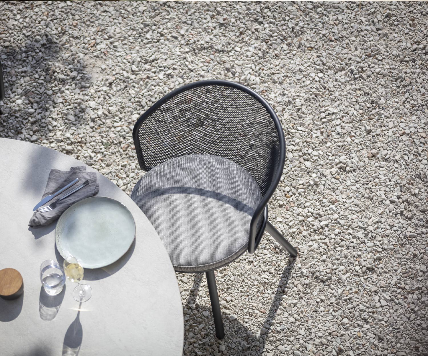 Moderne Todus Branta tuintafel in detail met grijs keramisch tafelblad Moderne Todus Branta tuintafel in detail met grijs keramisch tafelblad