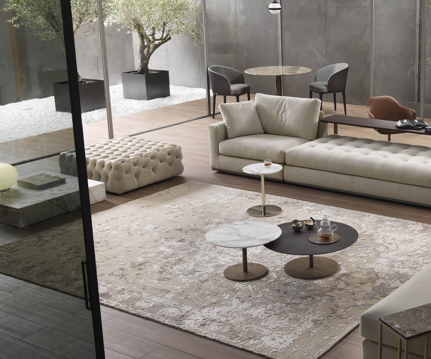 Comfortabele Marelli Matisse kruk met salontafels in zitgroep met sofa Comfortabele Marelli Matisse kruk met salontafels in zitgroep met sofa