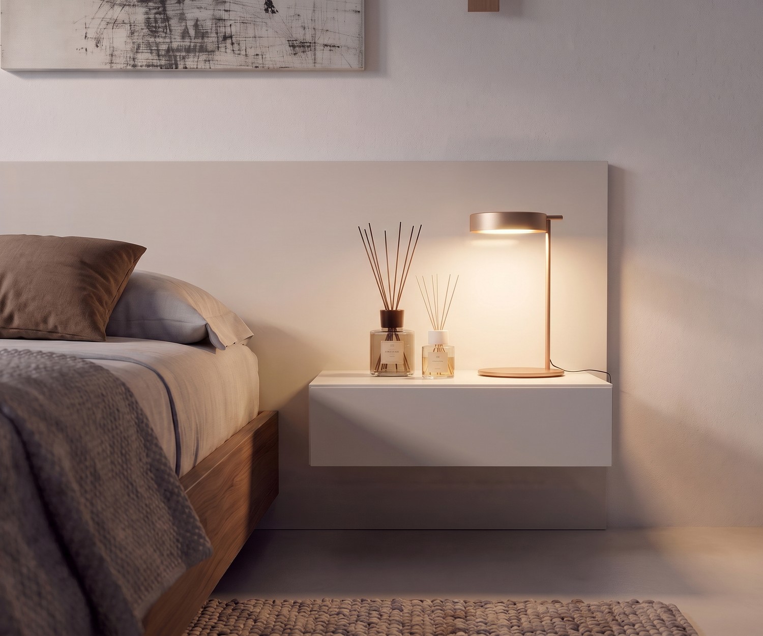 Zwevend nachtkastje Easy van Novamobili met één lade in wit, met een moderne lamp in een stijlvolle slaapkamer.