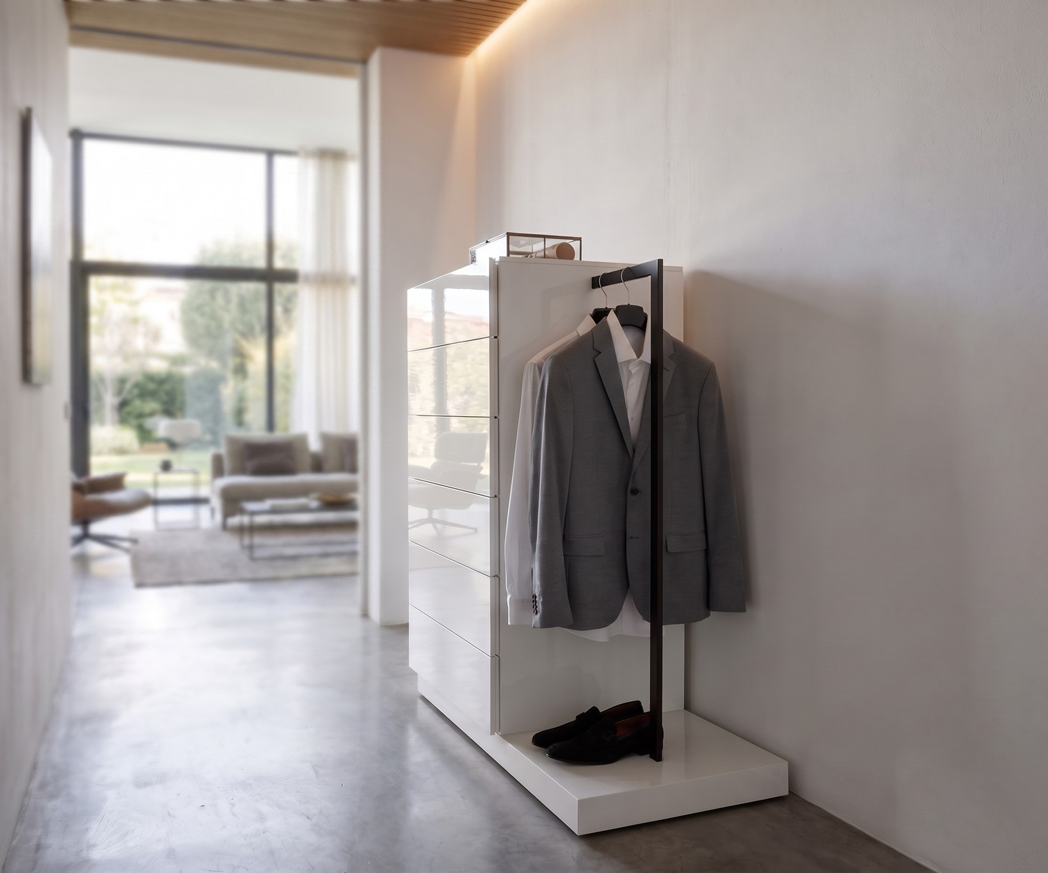 Hoge ladenkast in de hal: Novamobili Easy 6 in hoogglans wit met geïntegreerde garderobestang voor kleding.