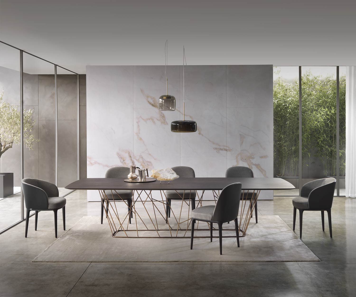 Hoogwaardige Parijse designfauteuil van Marelli aan de vergadertafel Hoogwaardige Parijse designfauteuil van Marelli aan de vergadertafel