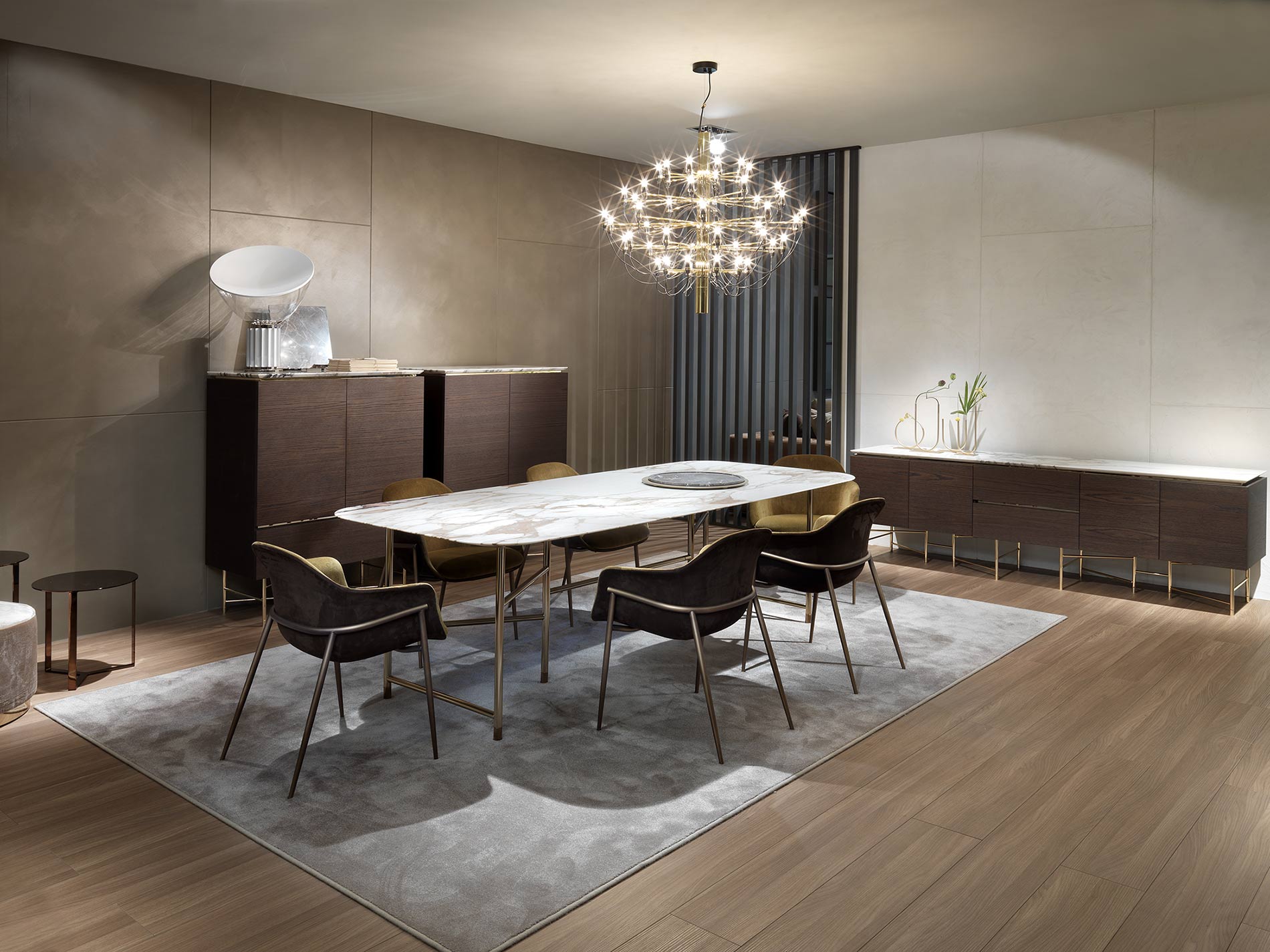 Moderne marmeren tafel met metaal 
