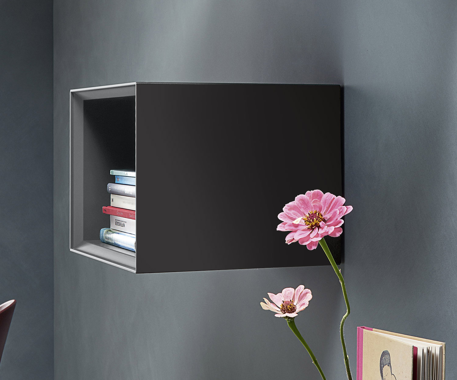 Minimaal wandmeubel met 45 graden verstekranden van Livitalia Minimaal wandmeubel met 45 graden verstekranden van Livitalia