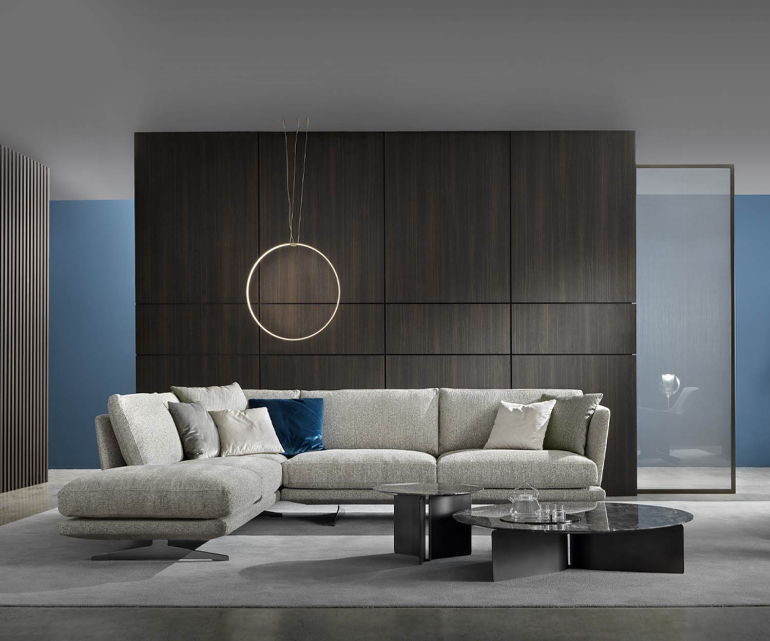 Ronde salontafel Wave van Marelli in de woonkamer met marmeren bank Arabescato Ronde salontafel Wave van Marelli in de woonkamer met marmeren bank Arabescato