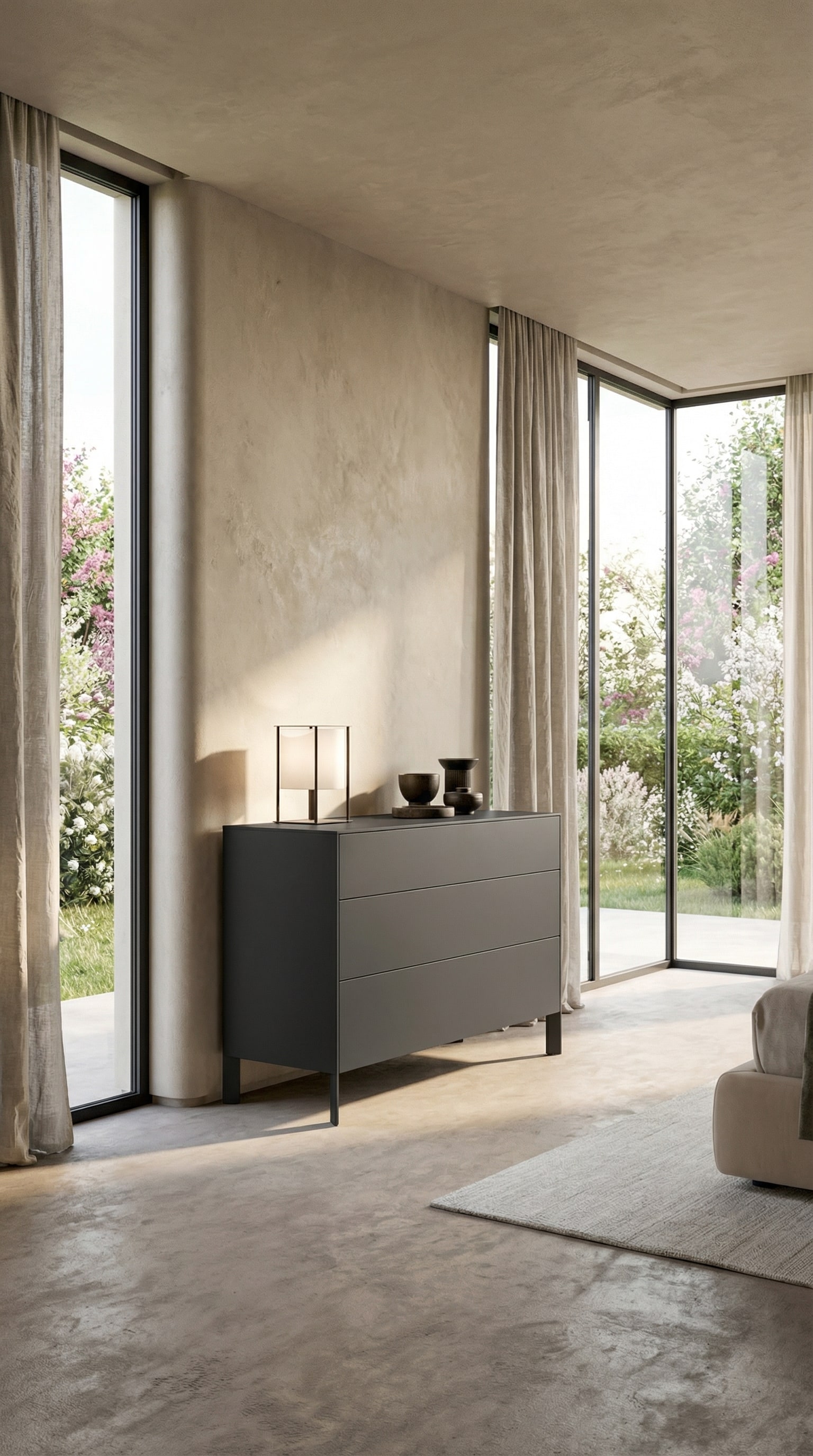 Donkergrijze minimalistische commode voor beige muur met zacht lentelicht