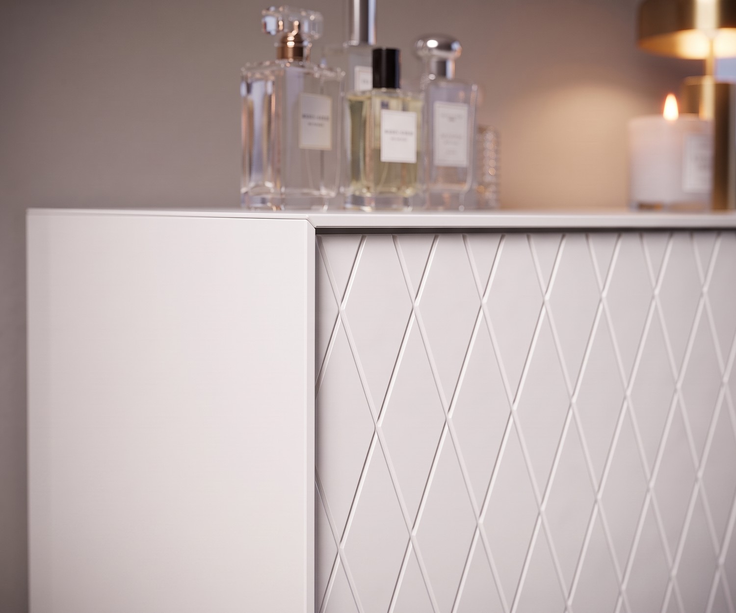al2 e-klipse 009 highboard kast voor de slaapkamer in mat wit, voorzien van een modern ruitpatroon.