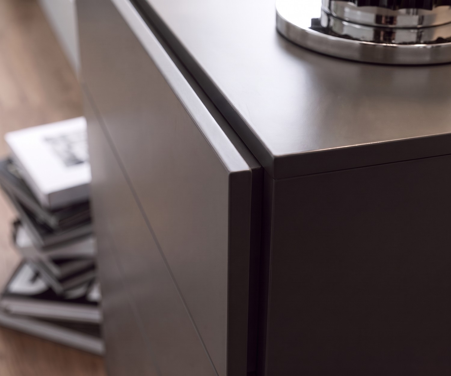 Novamobili Easy hoge ladekast met greeploze laden Easy hoge ladekast van Novamobili voor de slaapkamer, detail van de greeploze donkergrijze lade met verzonken handgreep.