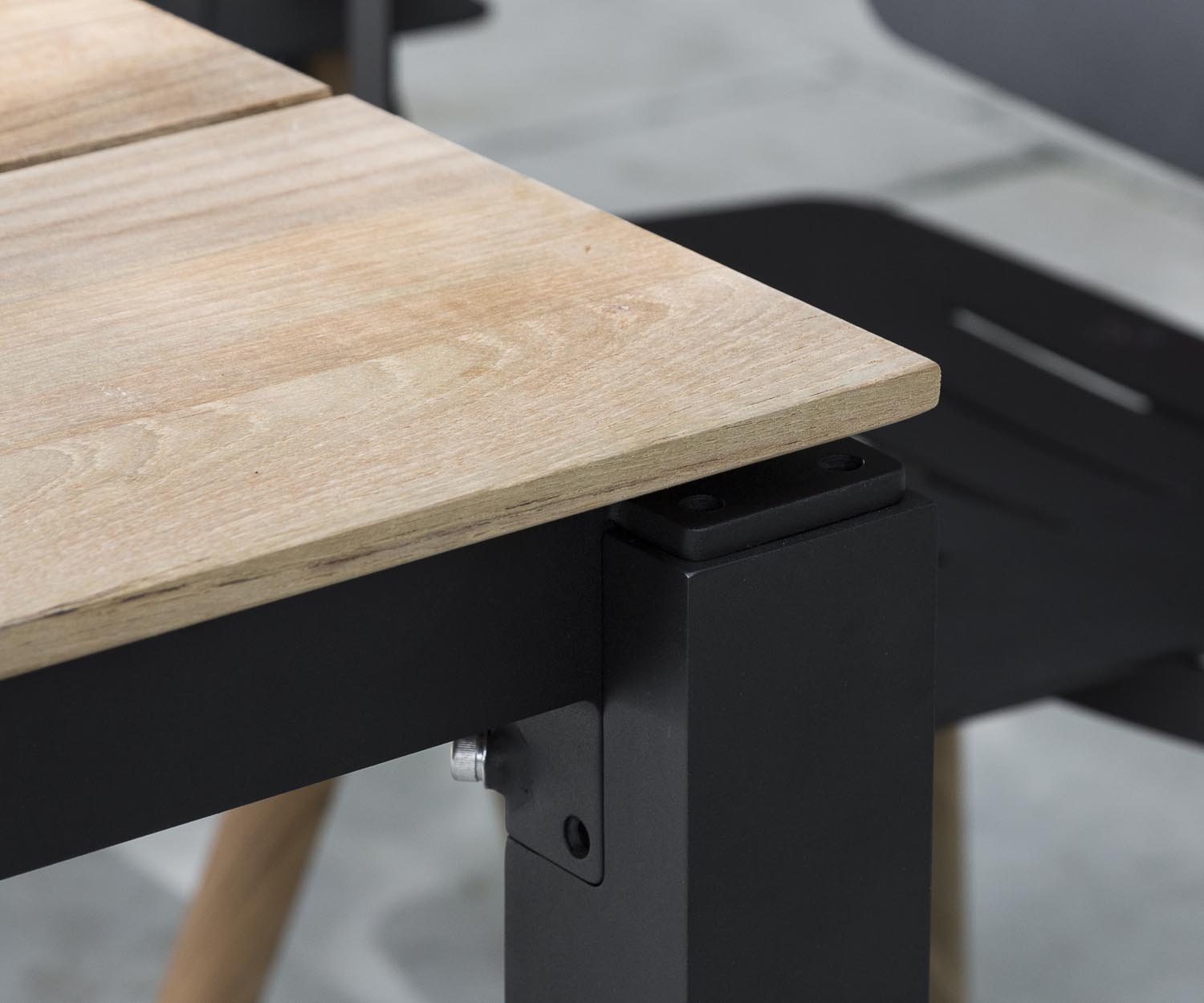 Moderne Oasiq Machar Design teak tuintafel in detail Tafelblad en poten Moderne Oasiq Machar Design teak tuintafel in detail Tafelblad en poten