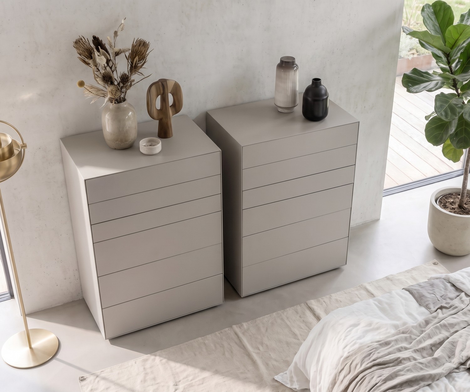 Livitalia Ecletto hoge commode voor de slaapkamer, minimalistisch design in mat lichtgrijs met greeploze laden.
