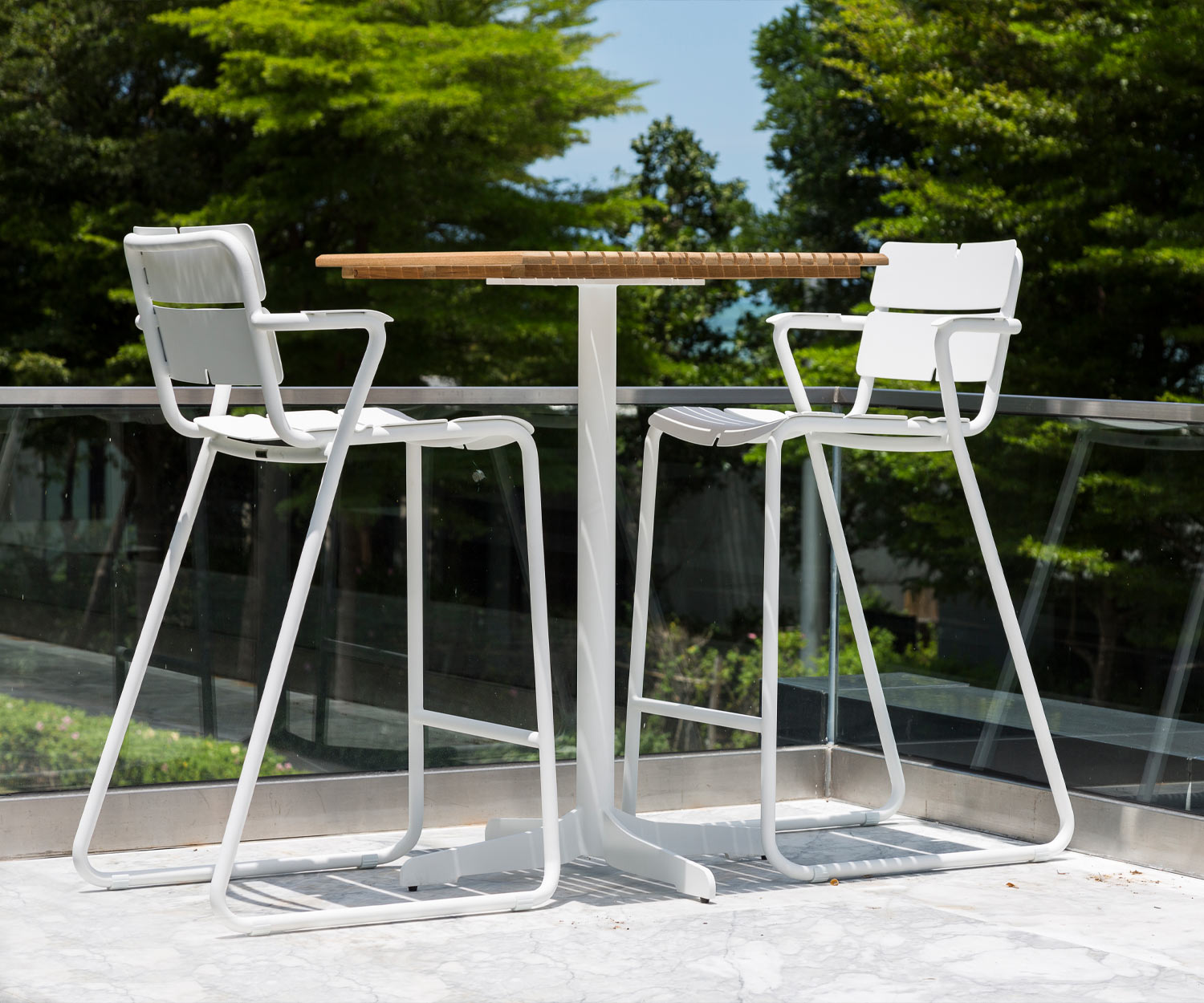 Exclusief Oasiq Ceru design bartafel onderstel wit teakhout tafelblad met barkrukken Exclusief Oasiq Ceru design bartafel onderstel wit teakhout tafelblad met barkrukken