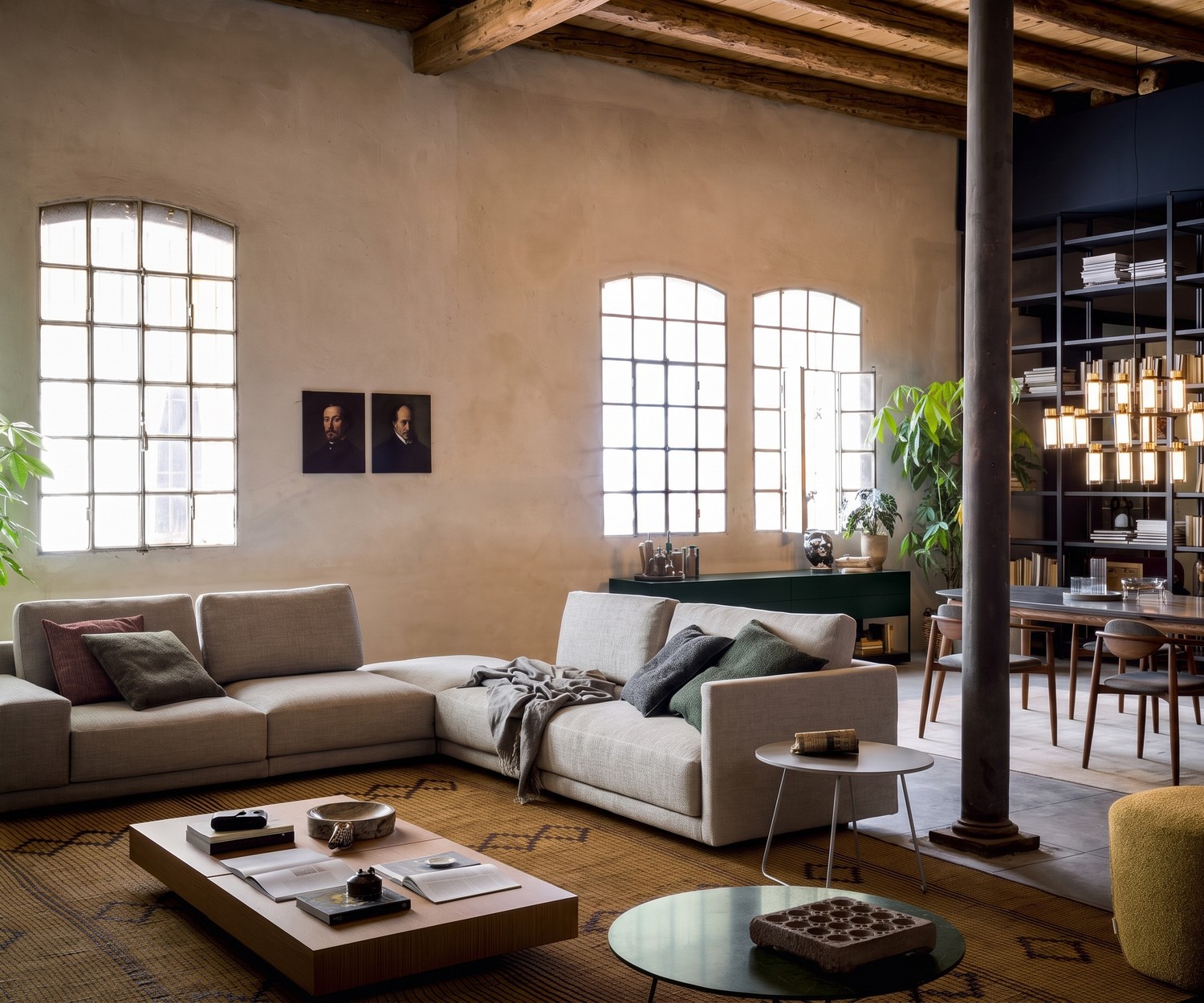 Novamobili Orbis ronde bijzettafel Orbis bijzettafel van Novamobili als handige aflegtafel in een moderne loft woonkamer naast de bank.