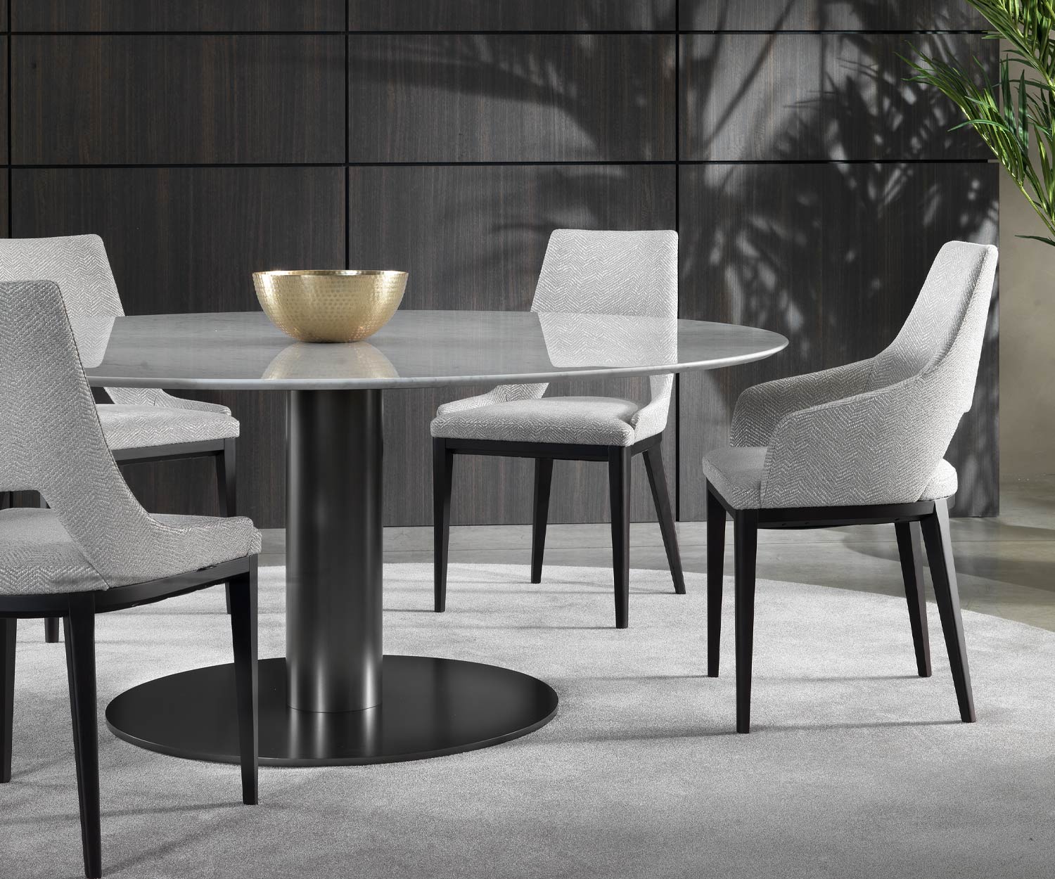 Elegante marmeren design eettafel Marelli Break in eetkamerzone met vier eetkamerstoelen Elegante marmeren design eettafel Marelli Break in eetkamerzone met vier eetkamerstoelen