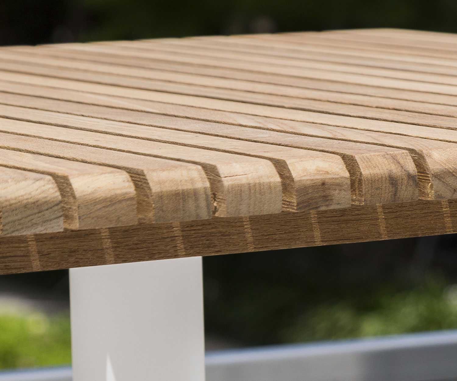 Oasiq Ceru aluminium eettafel detail tafelblad teak massief hout
