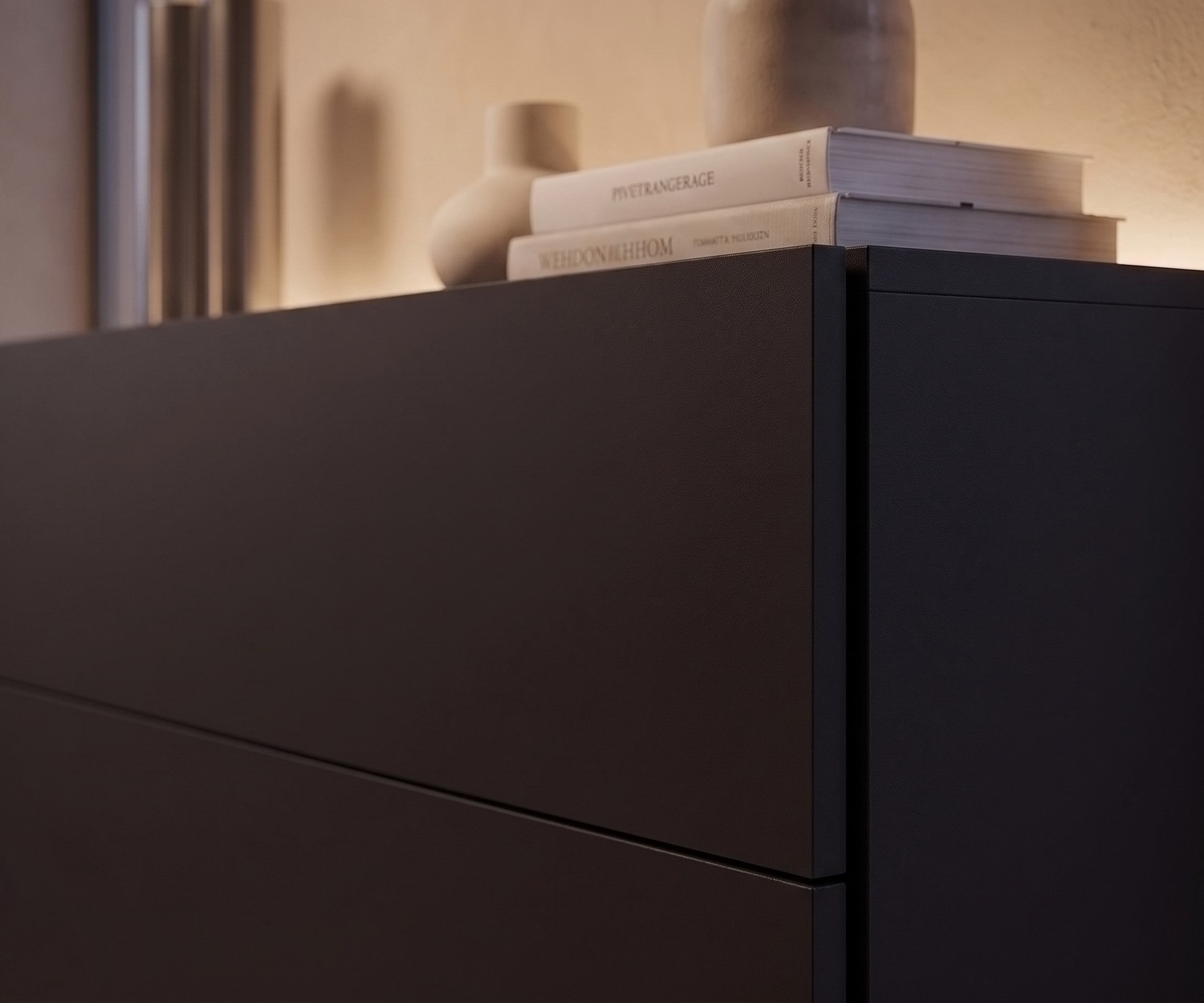 Novamobili Easy hangende ladekast in zwart Hangend dressoir Easy van Novamobili in zwart, greeploos zwevend nachtkastje of ladekast voor een moderne slaapkamer.