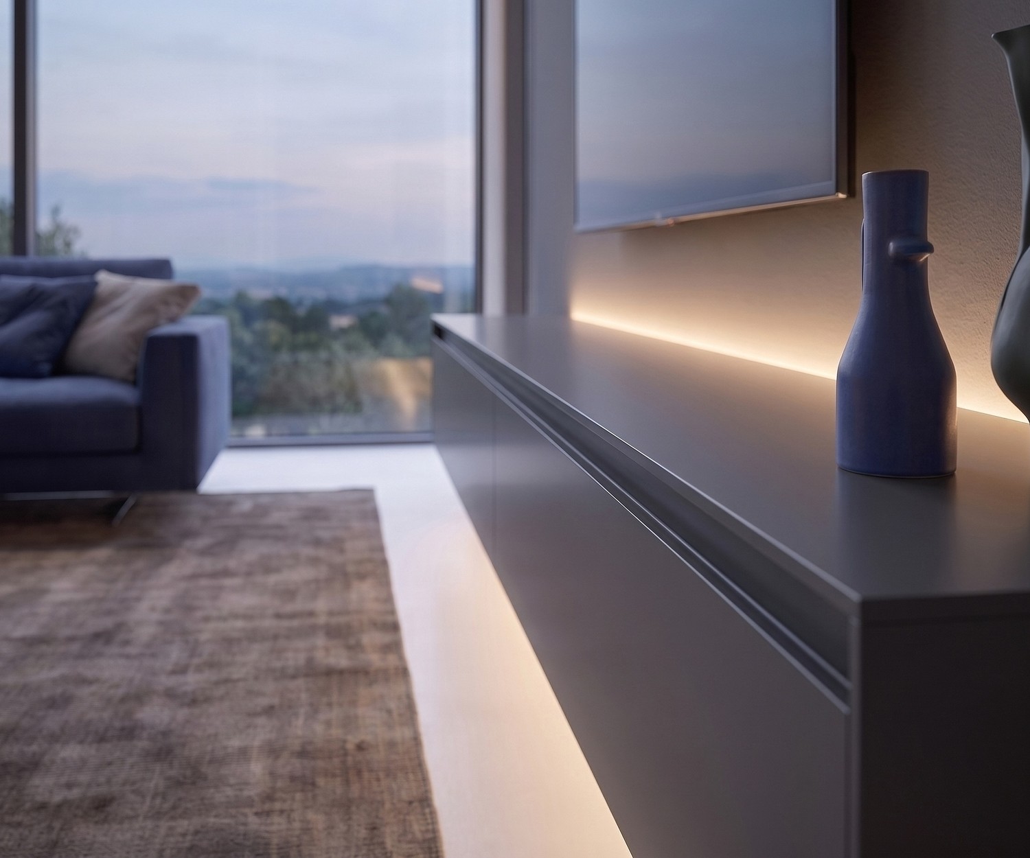 Zwevend TV-meubel Reverse van Novamobili in de woonkamer. Modern grijs lowboard met sfeervolle LED-verlichting.