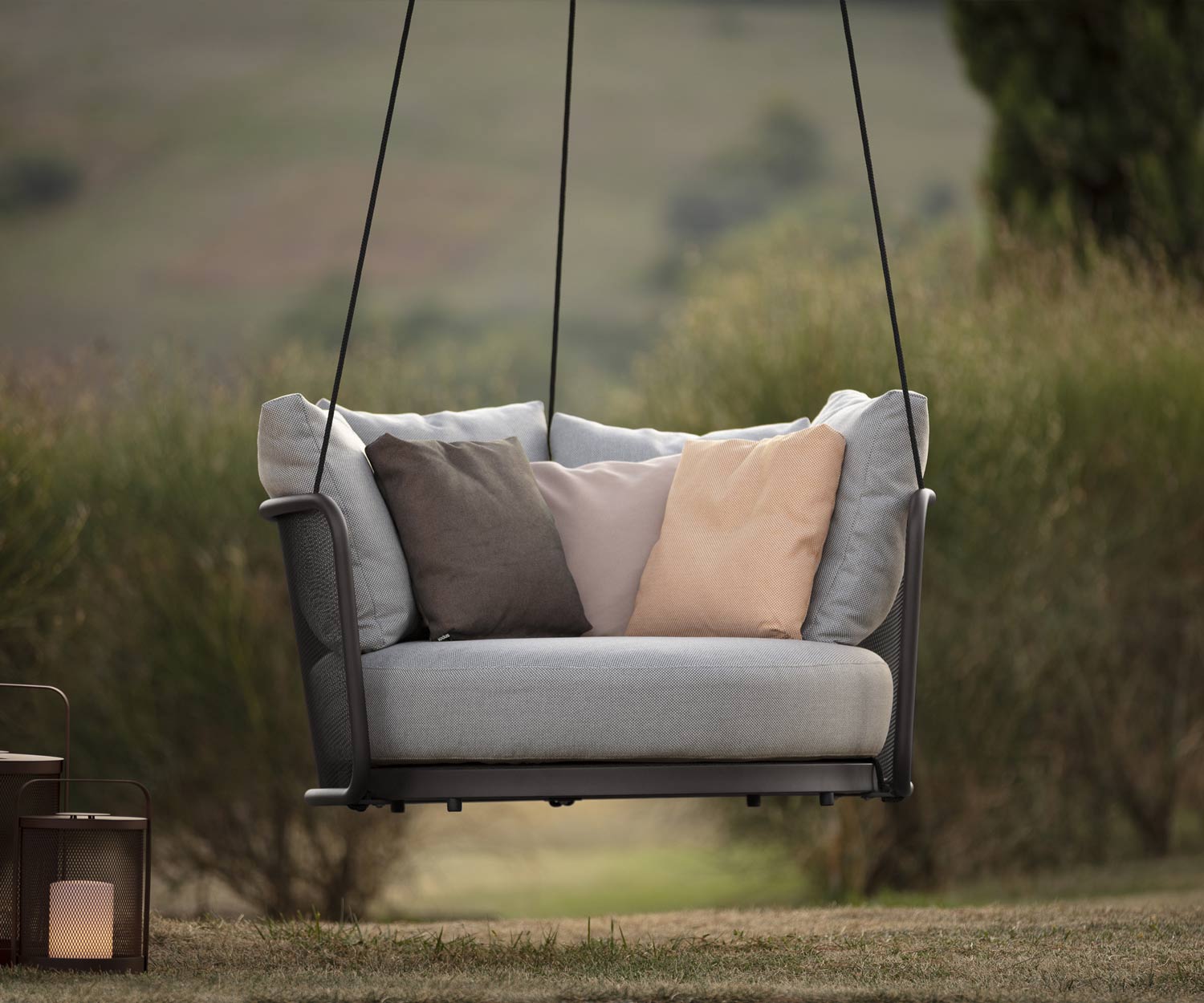 Hangstoel Todus Baza Round Swing met antraciet frame en grijze stoffen bekleding Hangstoel Todus Baza Round Swing met antraciet frame en grijze stoffen bekleding