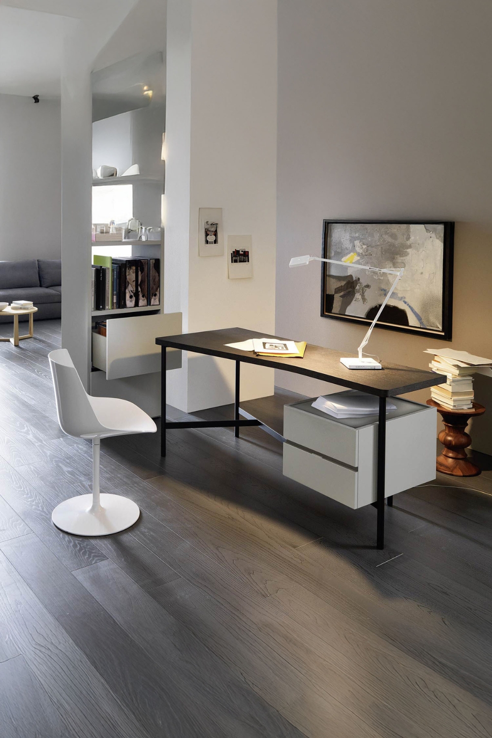 modern-ingericht-kantoor-met-zwarte-tafel-en-witte-bijmeubelen