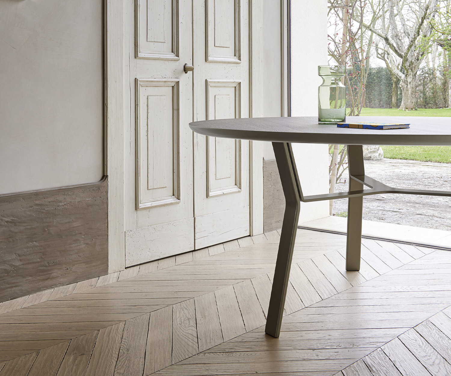 Livitalia Eetkamertafel IJzer in detail Rand van het tafelblad en het onderstel met bruine epoxy coating Livitalia Eetkamertafel IJzer in detail Rand van het tafelblad en het onderstel met bruine epoxy coating