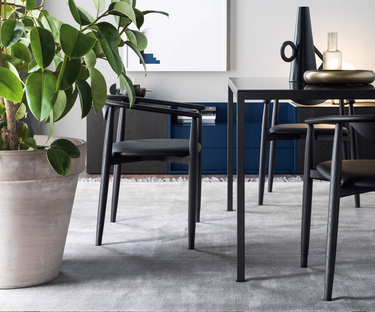 Rose massief houten stoel in donker eiken Carbone met bekleding in antraciet Rose massief houten stoel in donker eiken Carbone met bekleding in antraciet