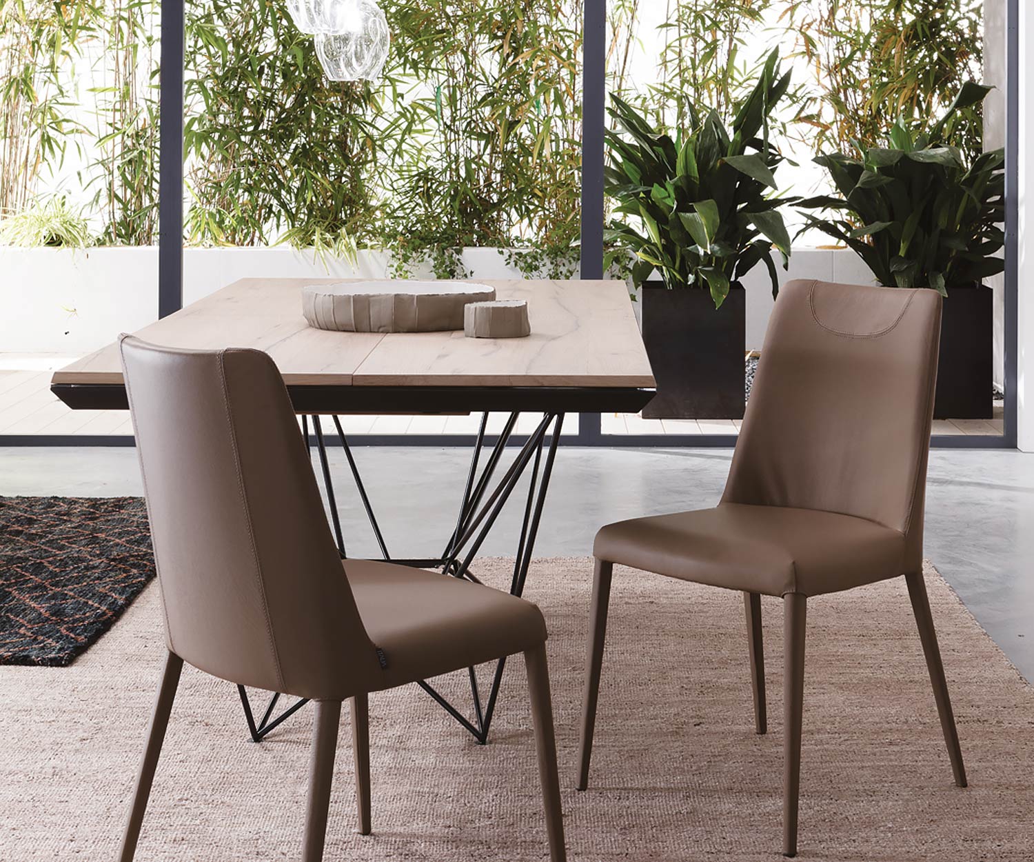 Moderne design eettafel met tafelonderstel in glanzend zwart Moderne design eettafel met tafelonderstel in glanzend zwart