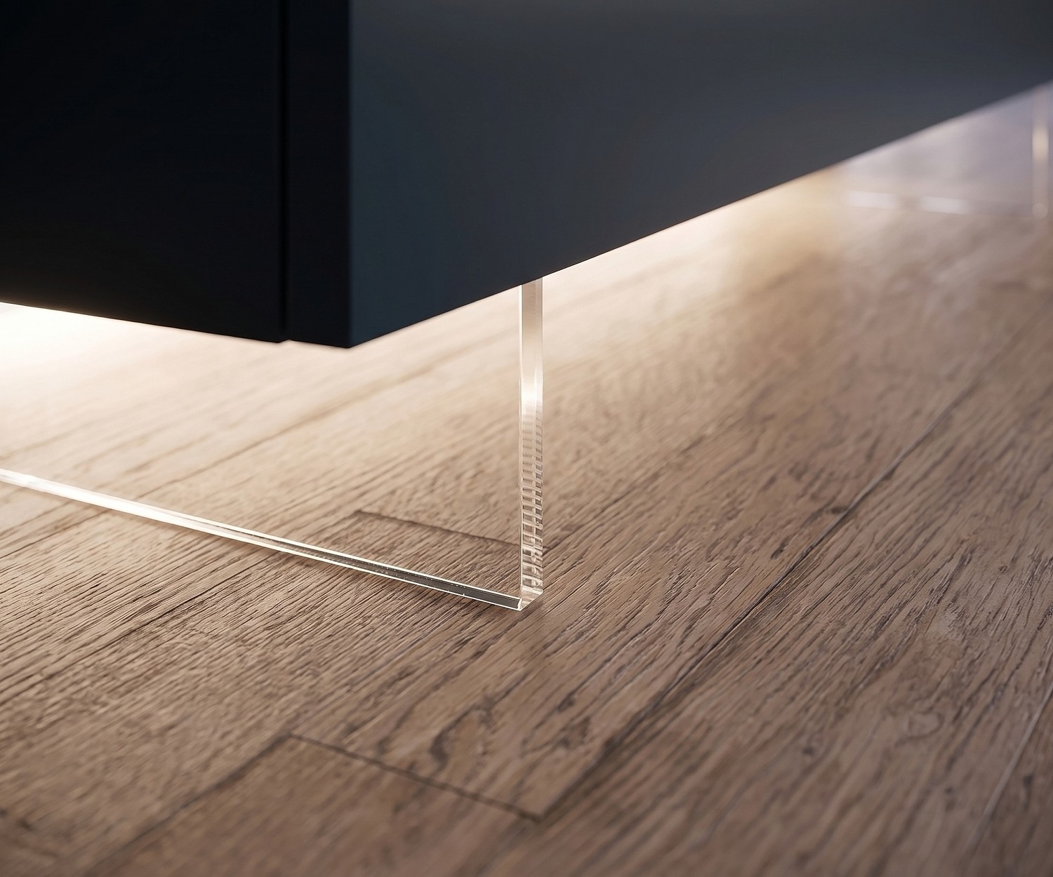 Transparante tv-plint van Livitalia voor zwevend effect onder een wit tv-meubel op een houten vloer.