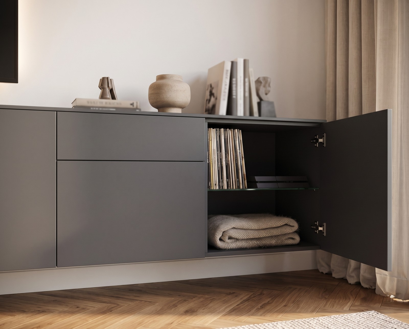 Detail: geöffnete Tür mit Glaseinlegeboden am TV-Sideboard Spaziora Detail: geöffnete Tür mit Glaseinlegeboden am TV-Sideboard Spaziora