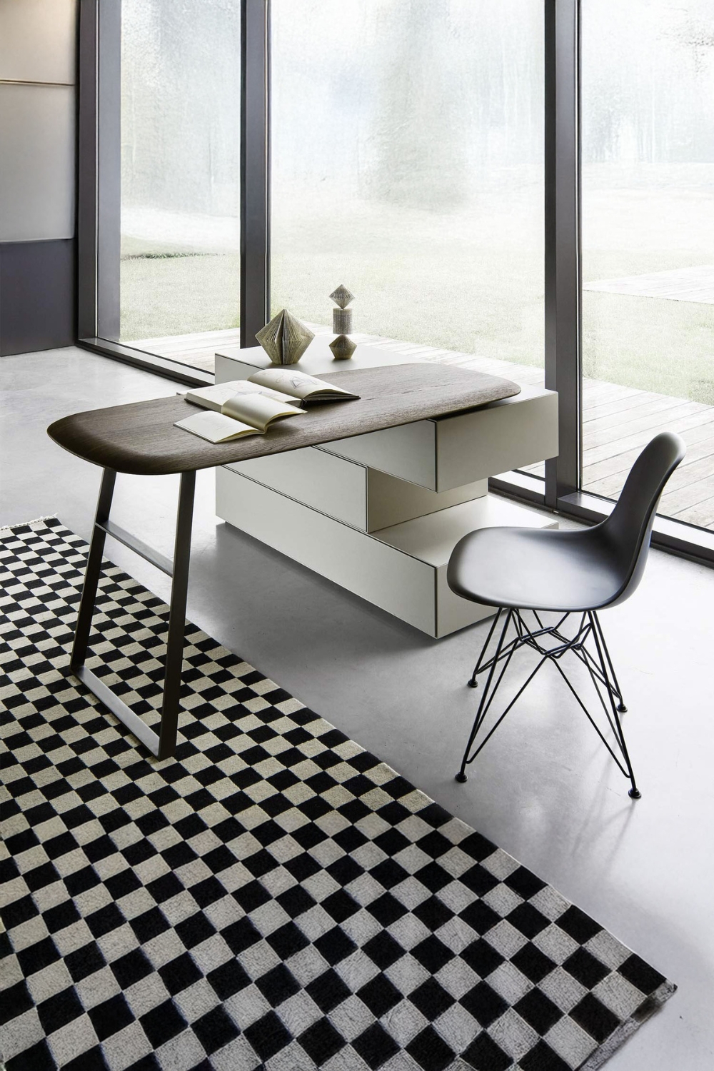 moderne-werkplek-met-stijlvolle-designcommode-inclusief-draaibare-tafel-naast-tapijt-met-schaakbordpatroon