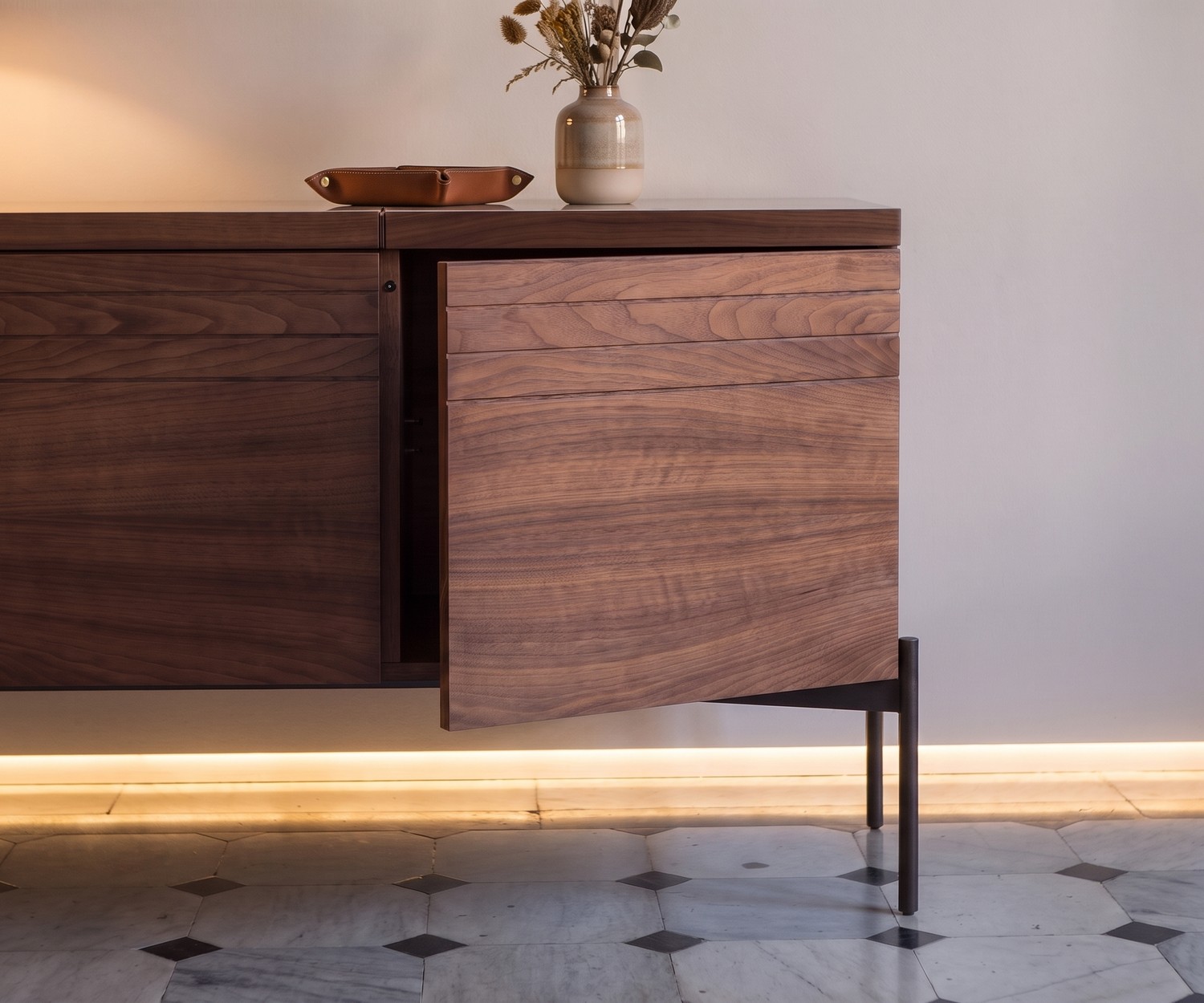 al2 o-rizon 003 design dressoir van walnoothout met geopende deur voor een moderne woonkamer.
