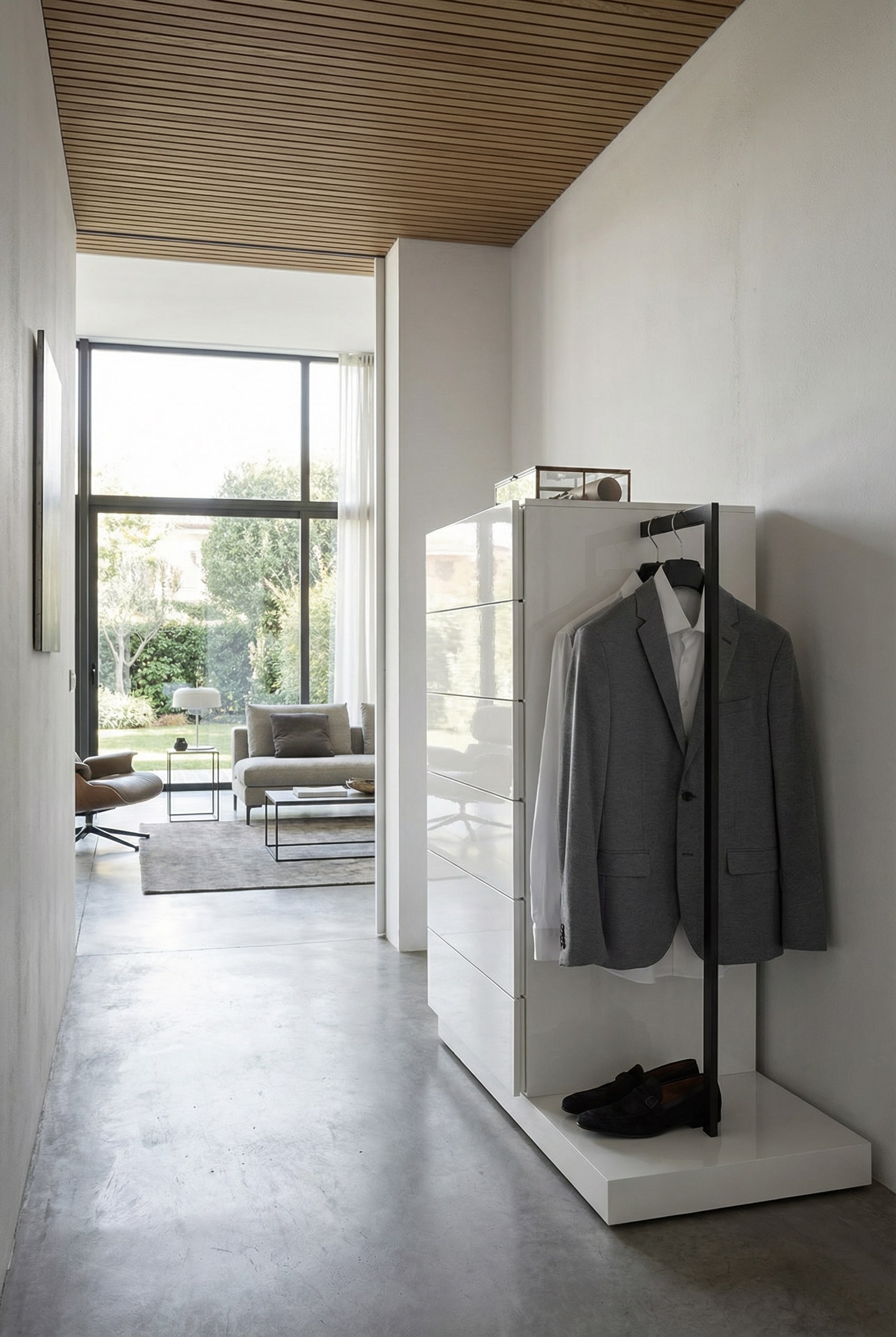 Multifunctionele hoge ladekast met geïntegreerde kapstok in een stijlvolle entree. Multifunctionele hoge ladekast met geïntegreerde kapstok in een stijlvolle entree.