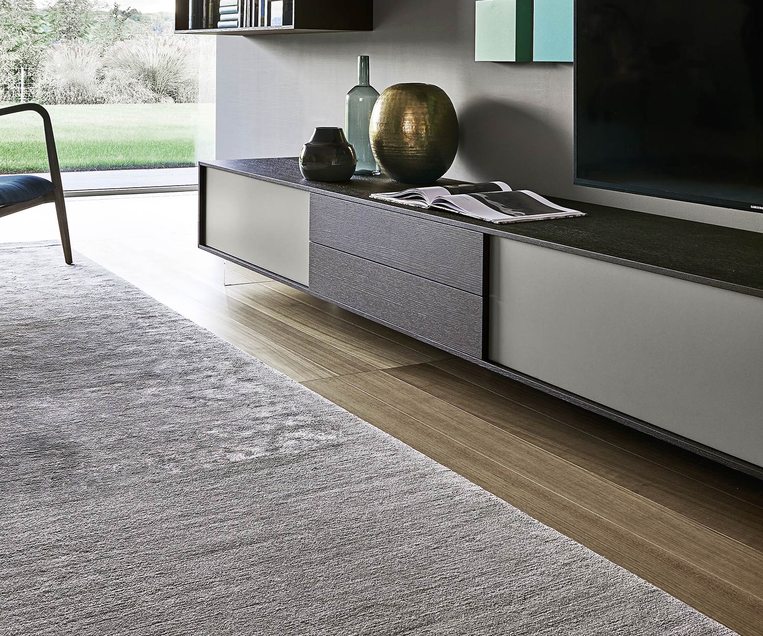 Livitalia Design hangelement C18 in detail met het design lowboard op sokkels Livitalia Design hangelement C18 in detail met het design lowboard op sokkels