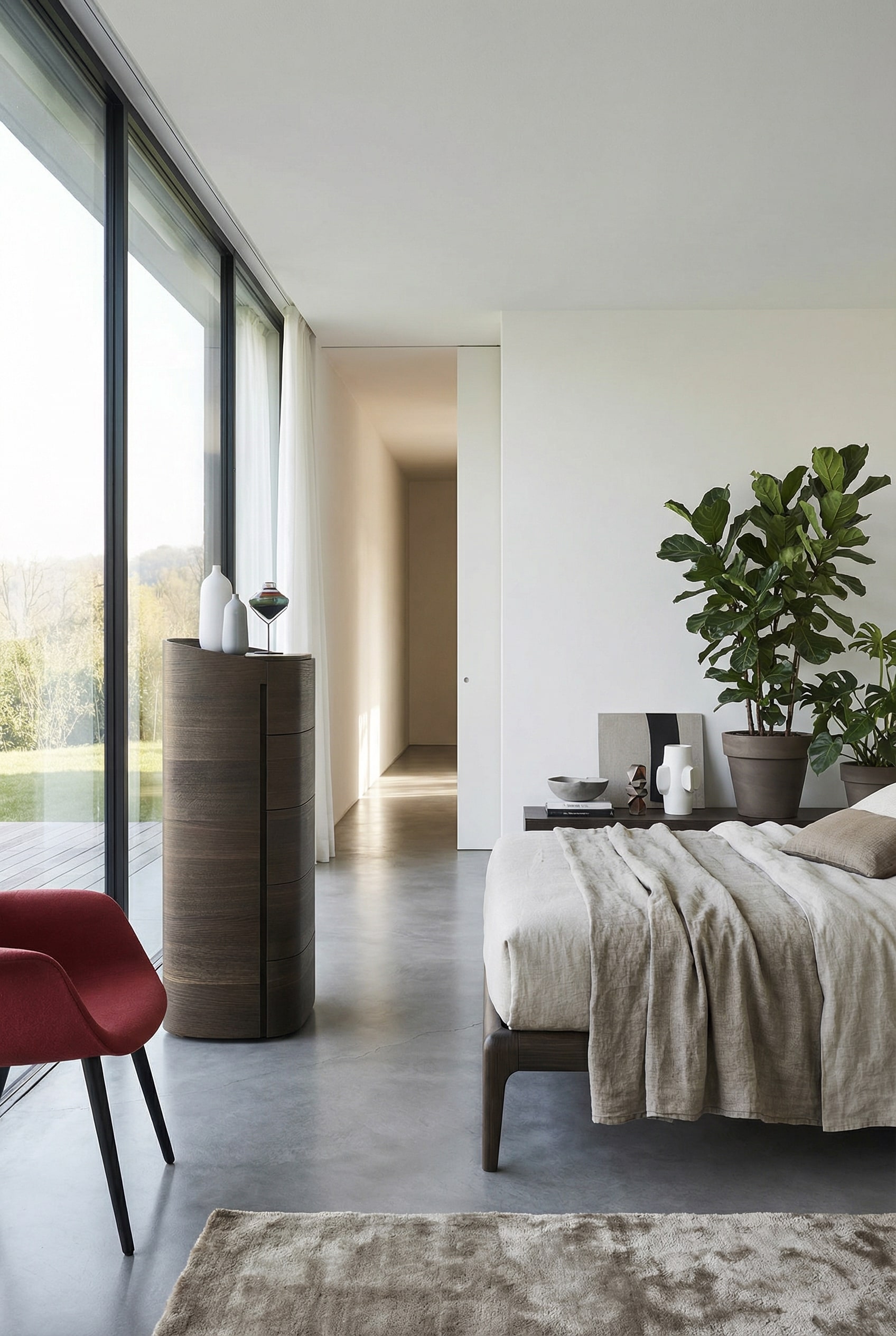 Ladekast met zacht afgeronde hoeken in een zacht verlichte woonruimte. Ladekast met zacht afgeronde hoeken in een zacht verlichte woonruimte.