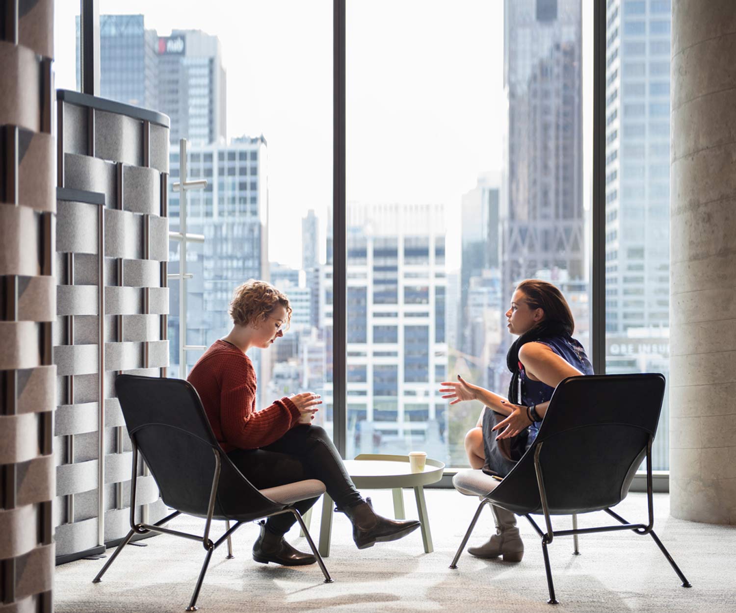 Prostoria Strain design fauteuil in de woonkamer met bijzettafel Prostoria Strain design fauteuil in de woonkamer met bijzettafel