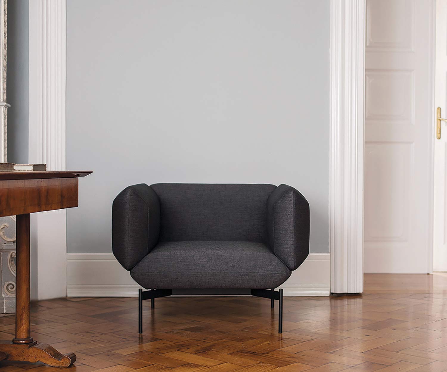 Hoogwaardige Prostoria Design fauteuil segment met zwarte bekleding in de woonkamer