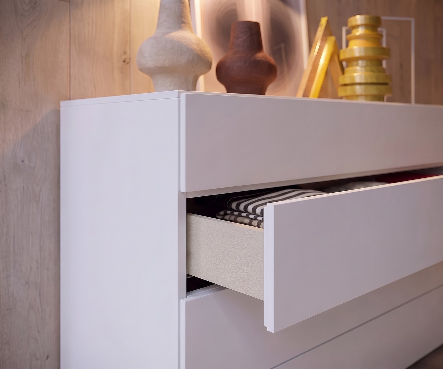 Novamobili Easy ladekast met 4 laden Novamobili Easy ladekast met geopende lade, witte moderne design commode in de slaapkamer met houten wand