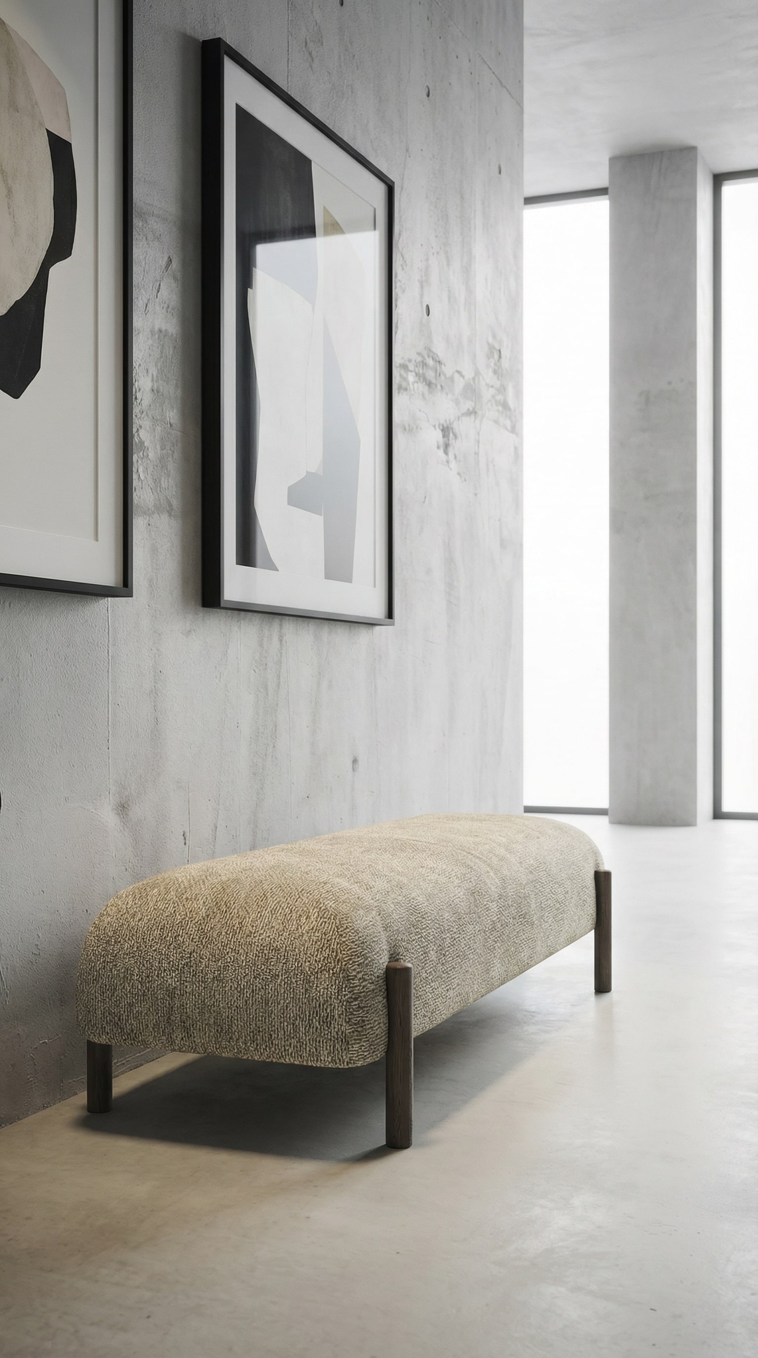 Elegante gestoffeerde zitbank met gestructureerde stofbekleding in een minimalistische ruimte met kunstwerken Elegante gestoffeerde zitbank met gestructureerde stofbekleding in een minimalistische ruimte met kunstwerken