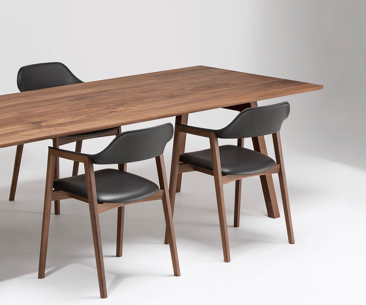 Conde House Ten Design tafel in massief notenhout met stoelen in gebruik
