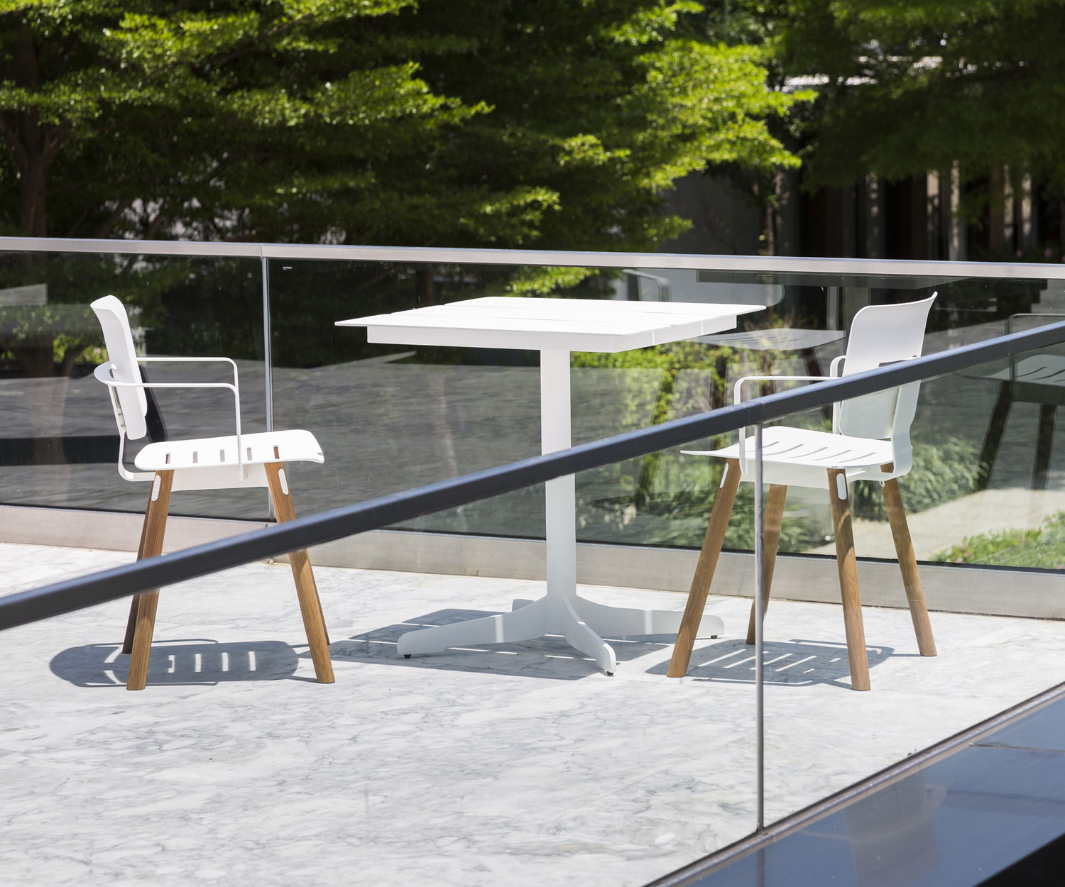 Witte Oasiq Ceru Design tuintafel met twee tuinstoelen op terras Witte Oasiq Ceru Design tuintafel met twee tuinstoelen op terras