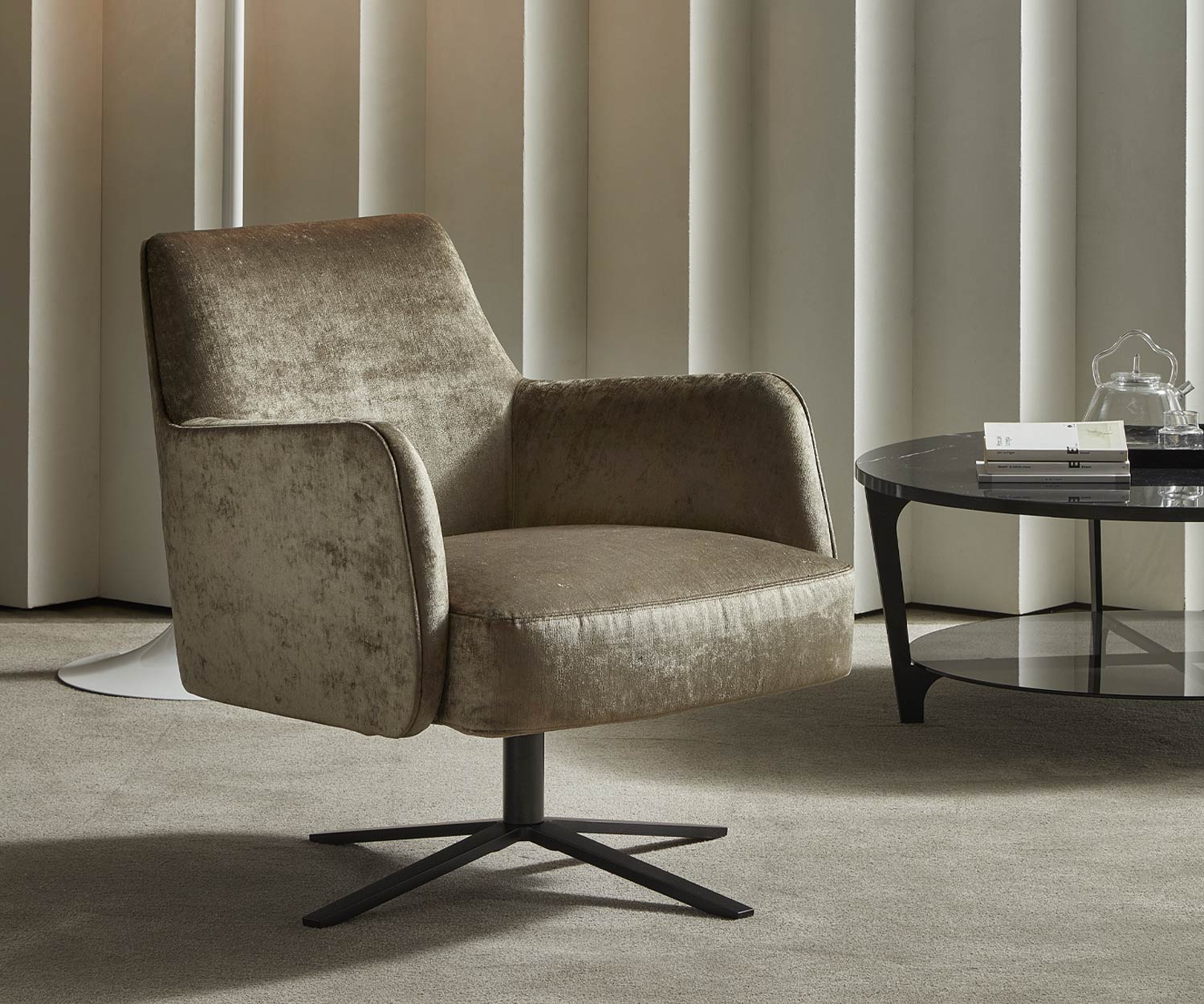 Exclusieve Marelli Design fauteuil Clipper in beige met kruisdraaivoet Exclusieve Marelli Design fauteuil Clipper in beige met kruisdraaivoet