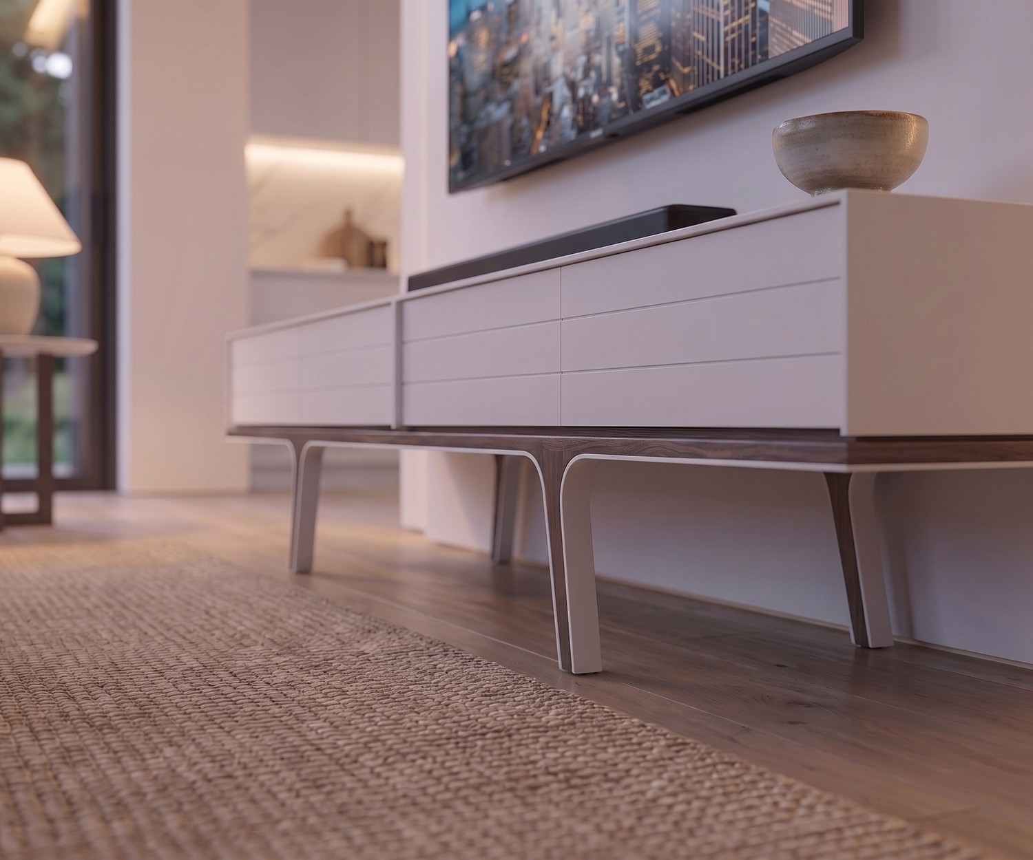 al2 Mobius 004 TV-lowboard in de woonkamer. Wit design TV-meubel met elegante massief houten poten.