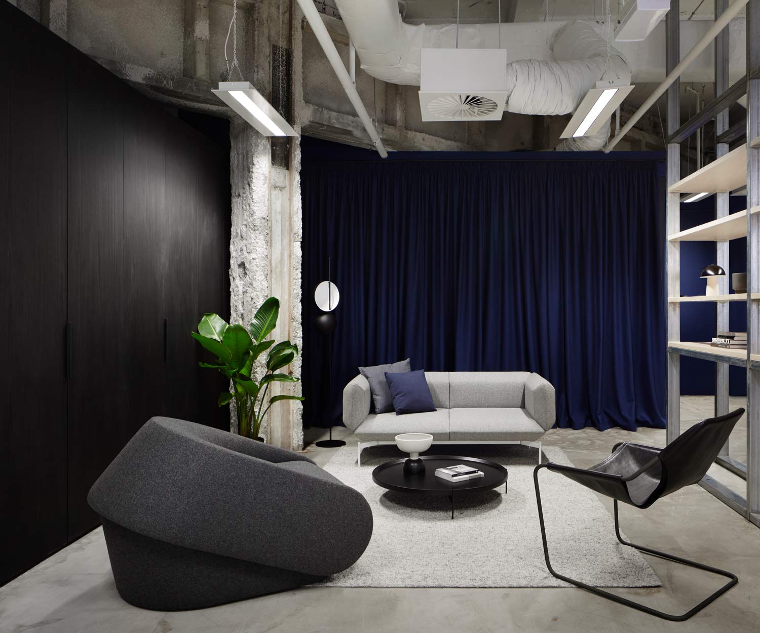 Hoogwaardige Prostoria Design slaapstoel Up Lift in zwart in de woonkamer
