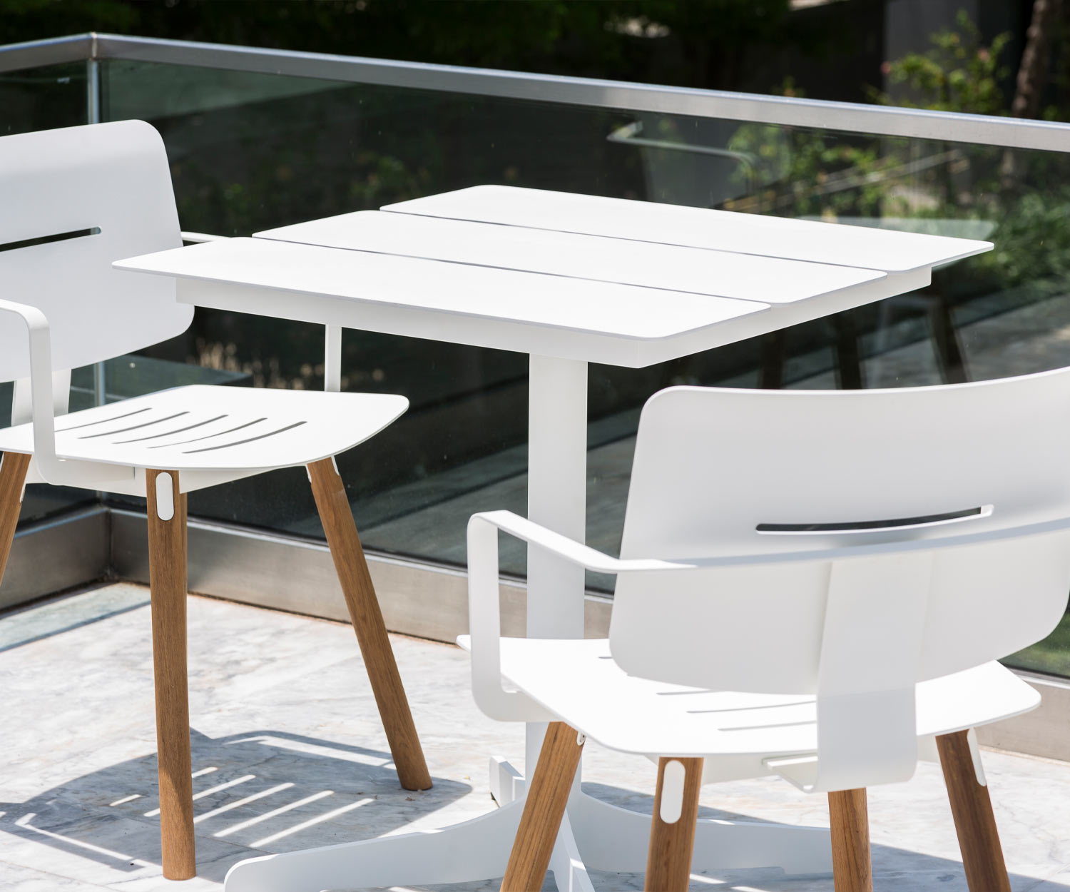 Volledig witte Ceru tuintafel met stoelen op terras