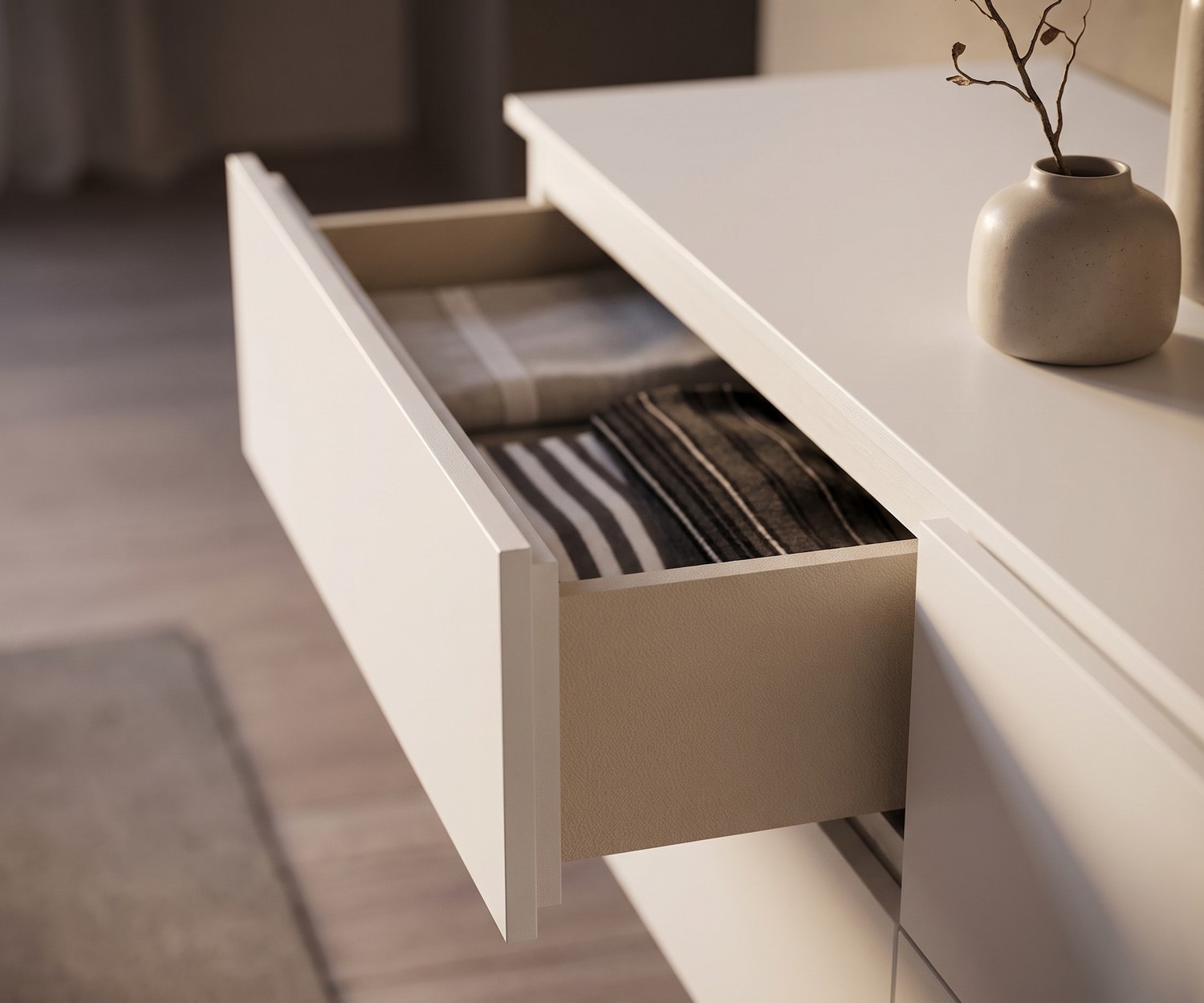 Novamobili Easy Zwevend Dressoir met 4 Laden Zwevend dressoir in de slaapkamer: Witte Novamobili Easy hangende commode met 4 laden in een minimalistisch interieur.