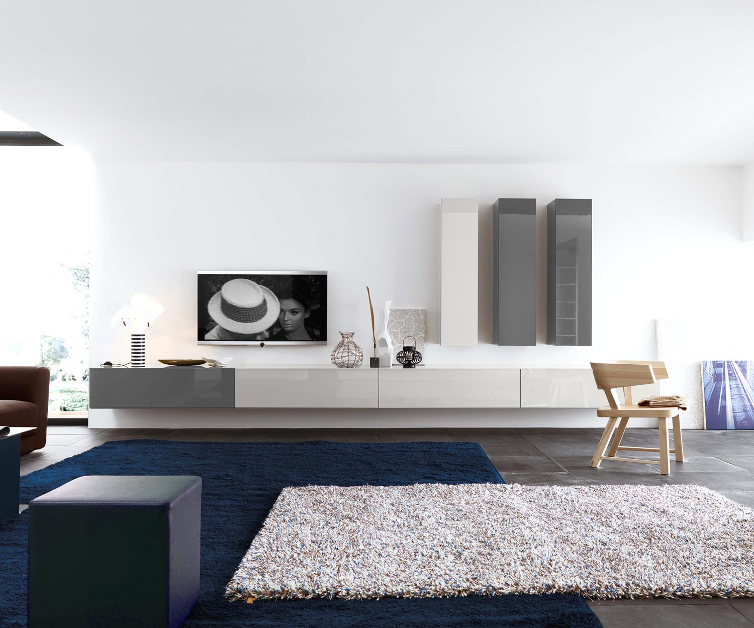Exclusief design wandmeubel verticaal in donkergrijs hoogglans Exclusief design wandmeubel verticaal in donkergrijs hoogglans