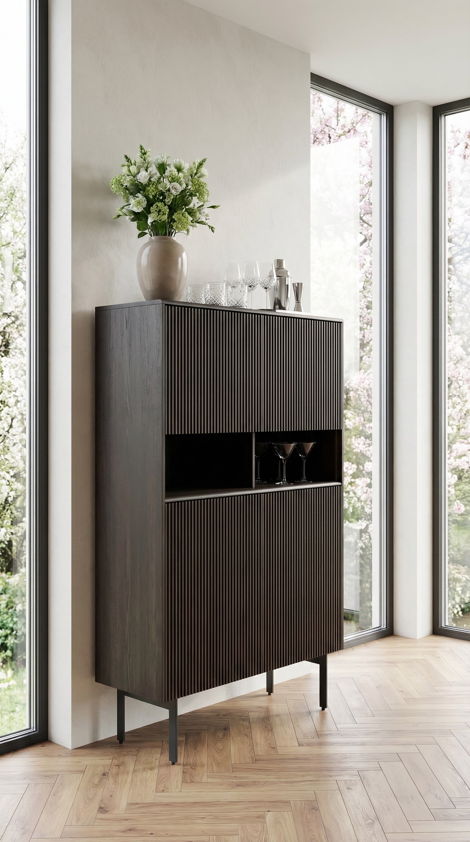 Punt Malm&ouml; Highboard van hout in een moderne woonkamer met grote ramen.