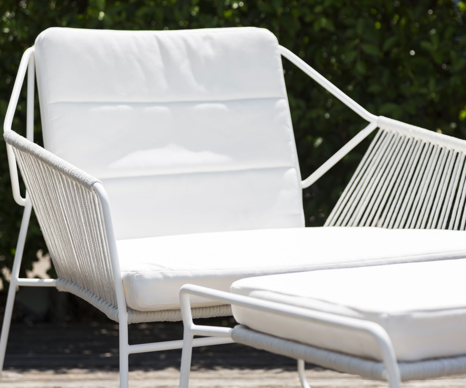 Oasiq Sandur Schnur design fauteuil met wit roestvrijstalen frame en witte bekleding
