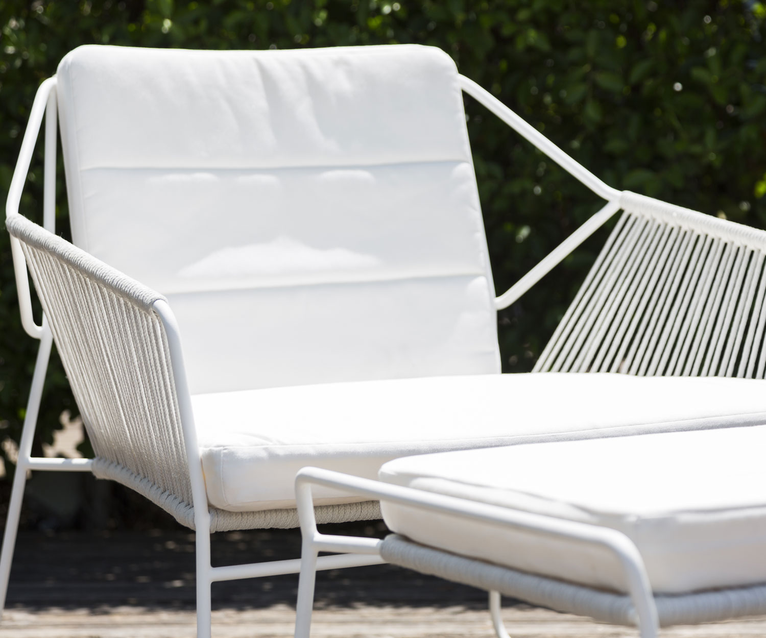 Oasiq Sandur Schnur design fauteuil met wit roestvrijstalen frame en witte bekleding Oasiq Sandur Schnur design fauteuil met wit roestvrijstalen frame en witte bekleding