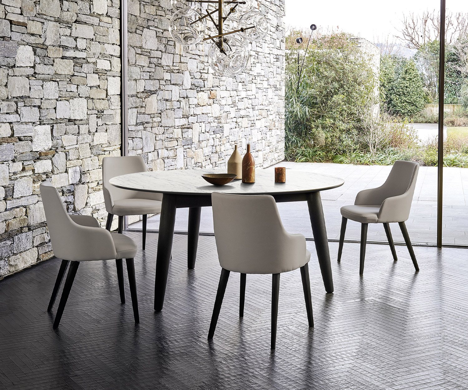 Moderne Livitalia Convivio design eettafel met rond tafelblad op massieve poten Moderne Livitalia Convivio design eettafel met rond tafelblad op massieve poten