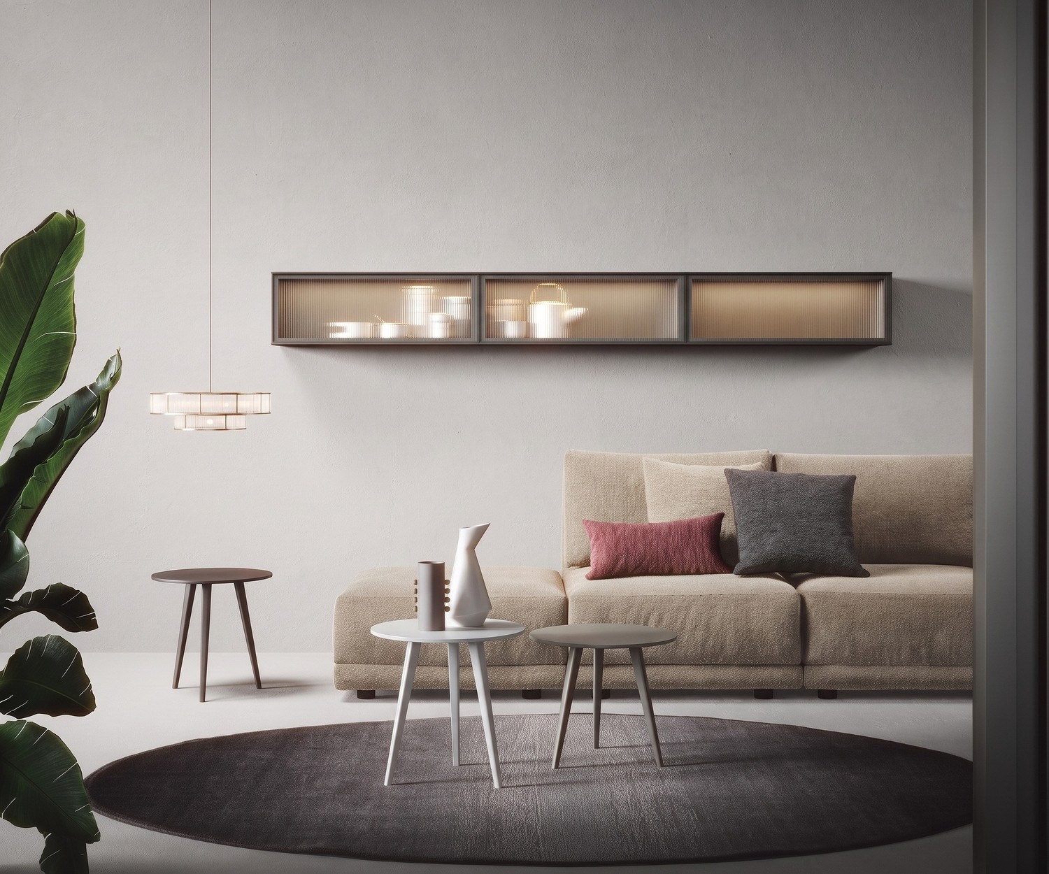 Novamobili Trio bijzettafel in een woonkamer, ronde houten salontafel met drie poten naast een beige bank.